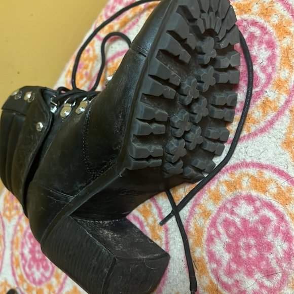 GBG Los Angeles Women's 'GG Josine' Heeled Platform Booties - Picture 5 of 5